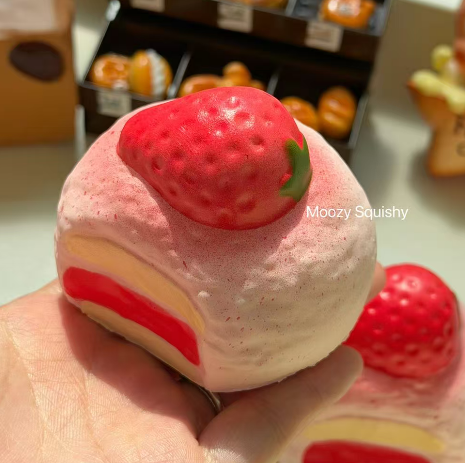 🍓 Strawberry Cream Cake [Moozy]